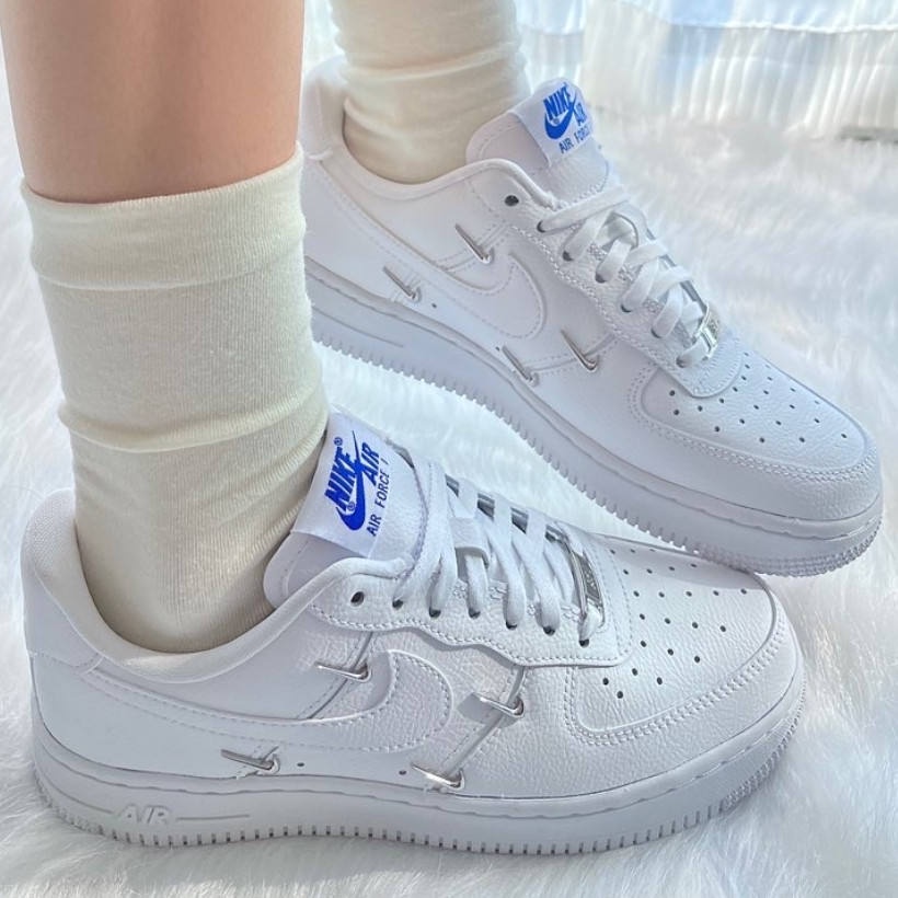 ✧▲❇Nike รองเท้าผู้หญิง Nike Air Force 1 AF1 Air Force One Silver Four Hook รองเท้ากีฬาลำลองแบบหุ้มข้อต่ำ