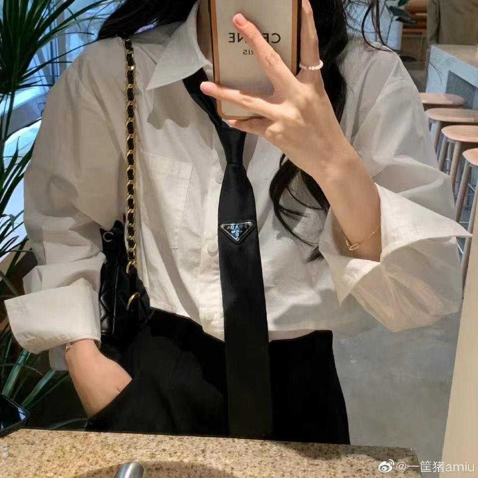 Prada P บ้าน กลับหัว สามเหลี่ยม สไตล์ยุโรปและอเมริกา สไตล์เกาหลี โบผูก กลับหัว สามเหลี่ยม ผู้ชายและผู้หญิง สไตล์เดียวกัน