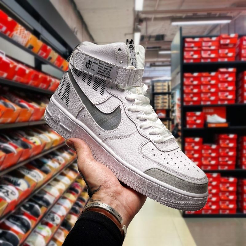 ┋รองเท้าผู้ชาย Nike Air Force 1 High AF1 เลเซอร์สีขาวสีเทาสะท้อนแสงรองเท้าผ้าใบคุณภาพสูงรองเท้าผู้หญิง