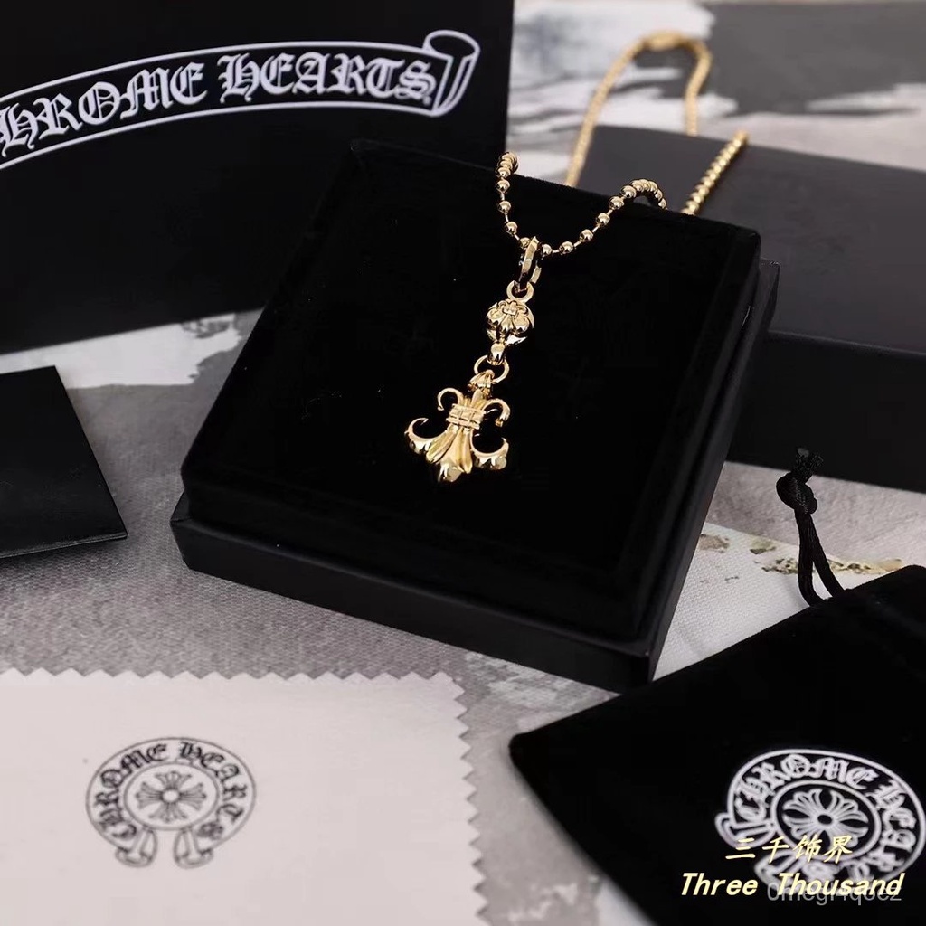 A Chrome hearts สร้อยคอไม้กางเขนแบบเดียวกับซิดนีย์