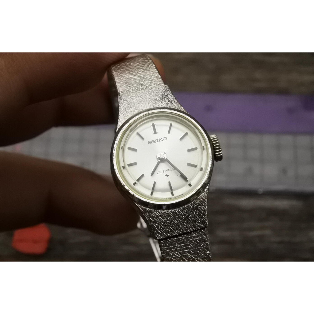 นาฬิกา Vintage มือสองญี่ปุ่น Seiko 11 0710 หน้าขาว ผู้หญิง ทรงกลม ระบบ ไขลาน ขนาด18mm ใช้งานได้ปกติ