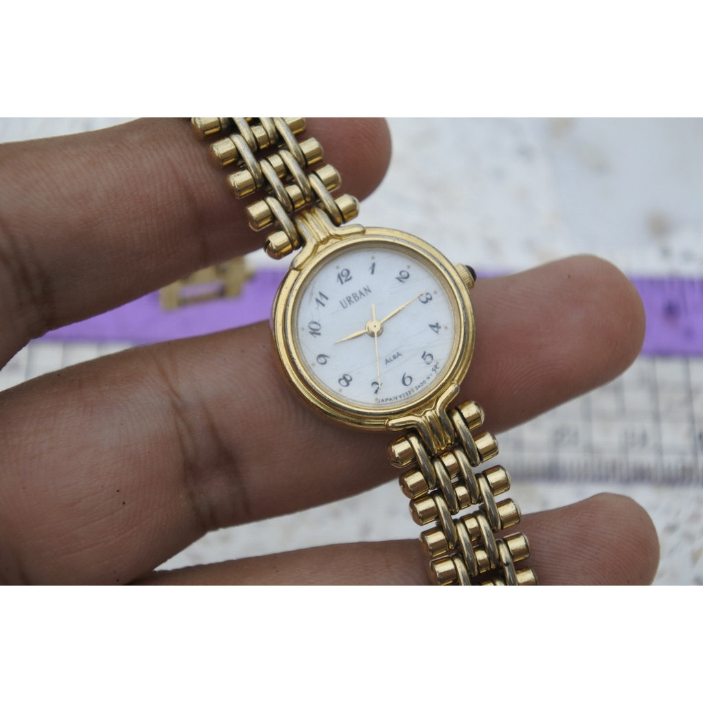 นาฬิกา Vintage มือสองญี่ปุ่น Alba Urban V233 0770 หน้าขาว ผู้หญิง ทรงกลม ระบบ Quartz ขนาด22mm ใช้งาน