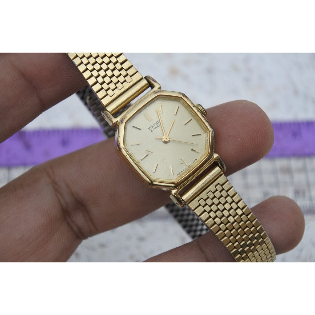 นาฬิกา Vintage มือสองญี่ปุ่น SEIKO ชุบทอง 2C21 5170 หน้าสีเหลืองทอง ผู้หญิง ทรง8เหลี่ยม Quartz ขนาด21mm ใช้งานได้ปกติ