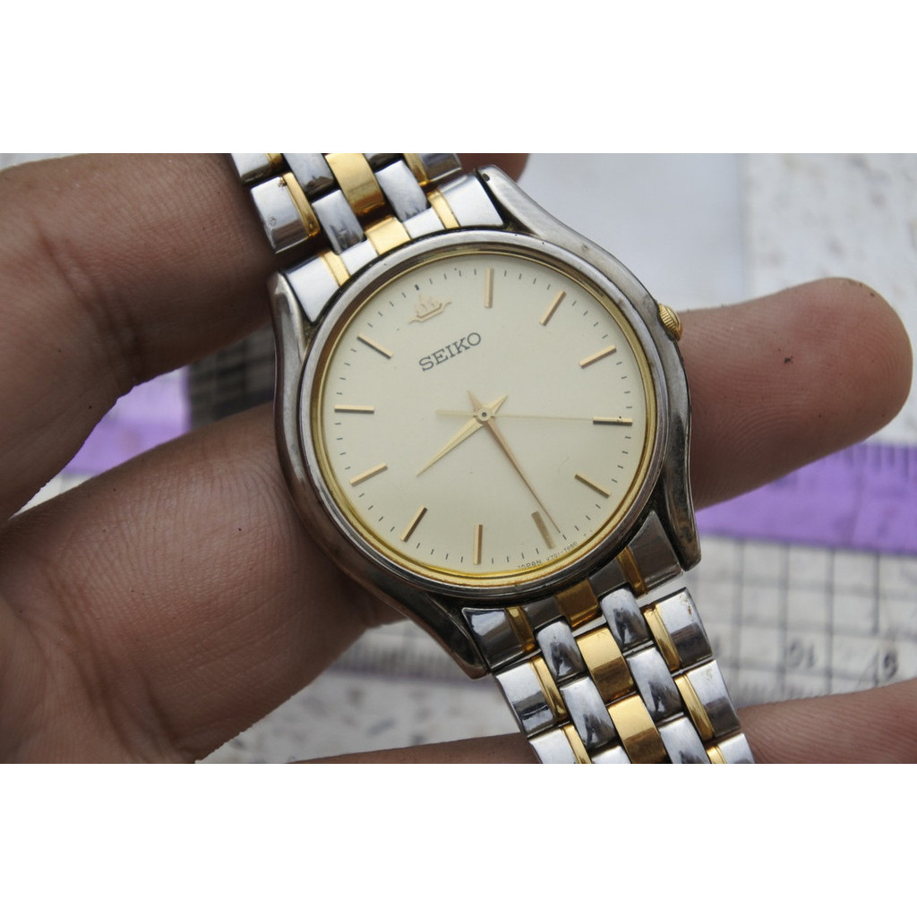 นาฬิกา Vintage มือสองญี่ปุ่น Seiko V701 7A30 หน้าสีเหลืองทอง ผู้ชาย ทรงกลม ระบบ Quartz ขนาด35mm ใช้งานได้ปกติ ของแท้