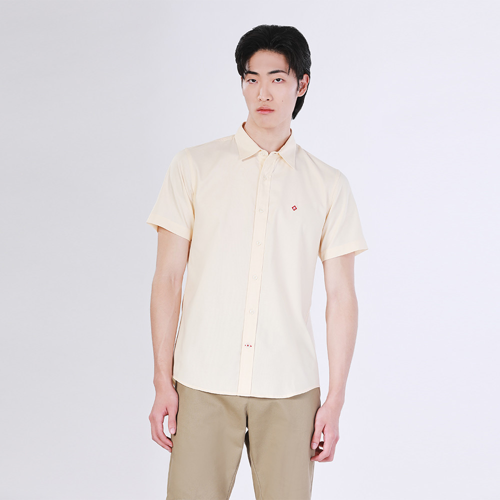John Henry เสื้อเชิ้ตผู้ชายแขนสั้น ทรงเข้ารูป รุ่น JH F324MSSSM55 - สีเบจ