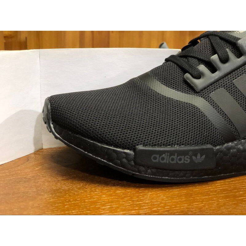 ۩♈┅สไตล์เดียวกันที่เคาน์เตอร์ Adidas NMD_R1 Skateboard shoes Men's sports Outdoor running รองเท้าวิ่
