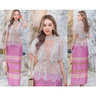 ชุดผ้าลายไทย เสื้อลูกไม้สีขาวมาพร้อมกระโปรงผ้าลายไทยสีชมพู(แถมเข็มขัด) (งานป้าย)