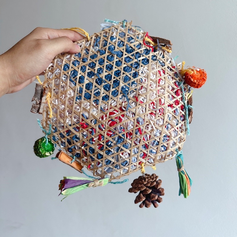 E-65 ของเล่นนกแก้ว ทำจากไม้ไผ่เส้น ลูกสน เปลือกข้าวโพด กระดาษสีสัน ให้นกแก้วได้แทะเล่น 24*20cm - รูปที่ 5