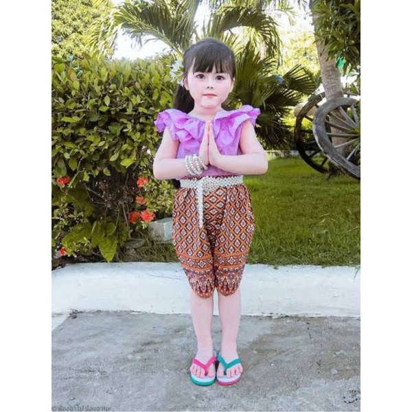 ชุดไทยเด็กผู้หญิงเสื้อลูกไม้คอระบายโจงกระเบนลายไทยพิมพ์ทอง