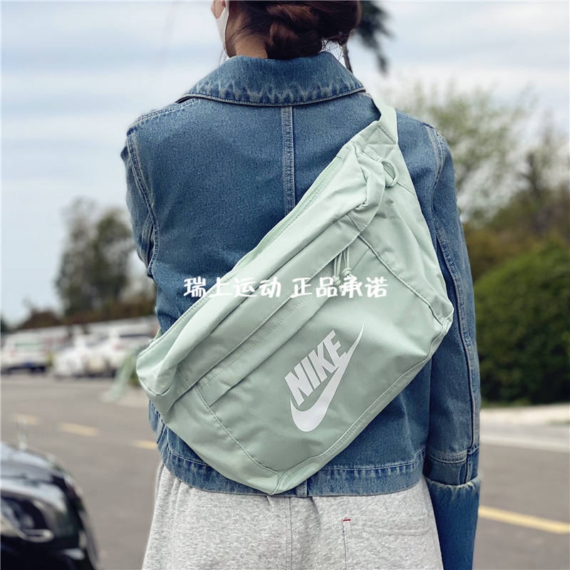 ▤Wang Yibo Nike/Nike สีดำสะท้อนแสงไหล่กระเป๋าสะพายข้างและกระเป๋าคาดเอวกระเป๋ากีฬา BA5751 DB4697