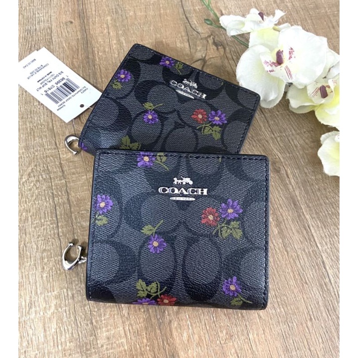 🔥💐 กระเป๋าสตางค์ใบสั้น มีลายดอกไม้New Coach CM973 Snap Wallet Graphite Signature Country Floral Deep Berry