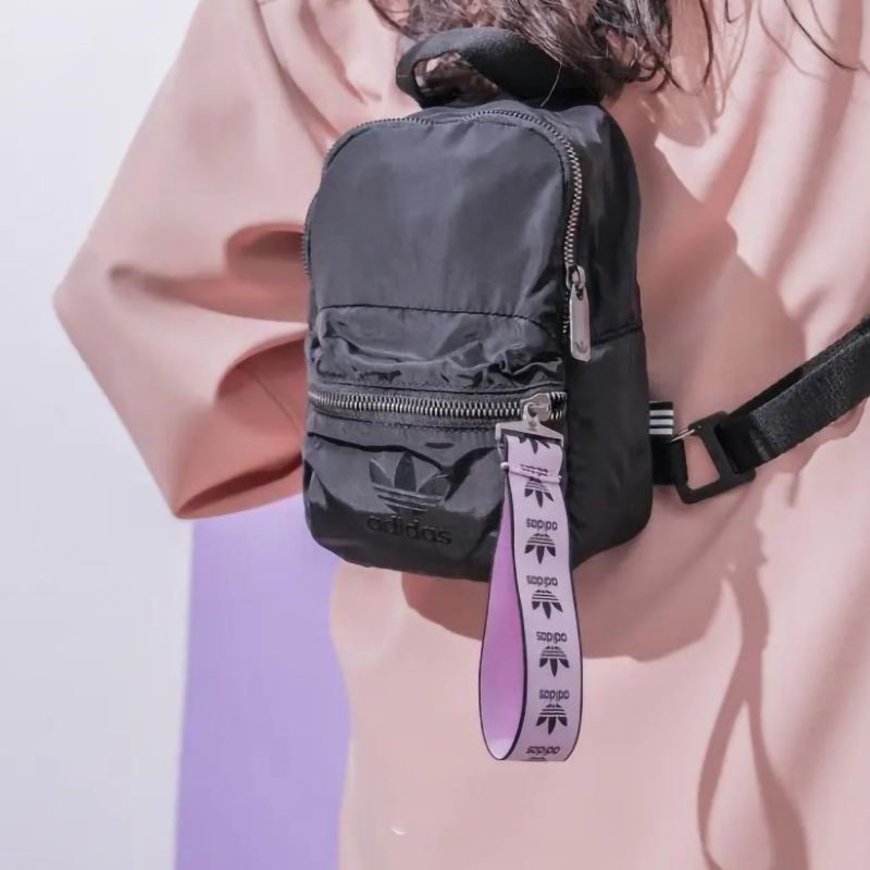 ☸♛✽Adidas Clover ผู้ชายและผู้หญิง Black Label Logo Pendant Mini อเนกประสงค์ Casual Sports Backpack FL9616