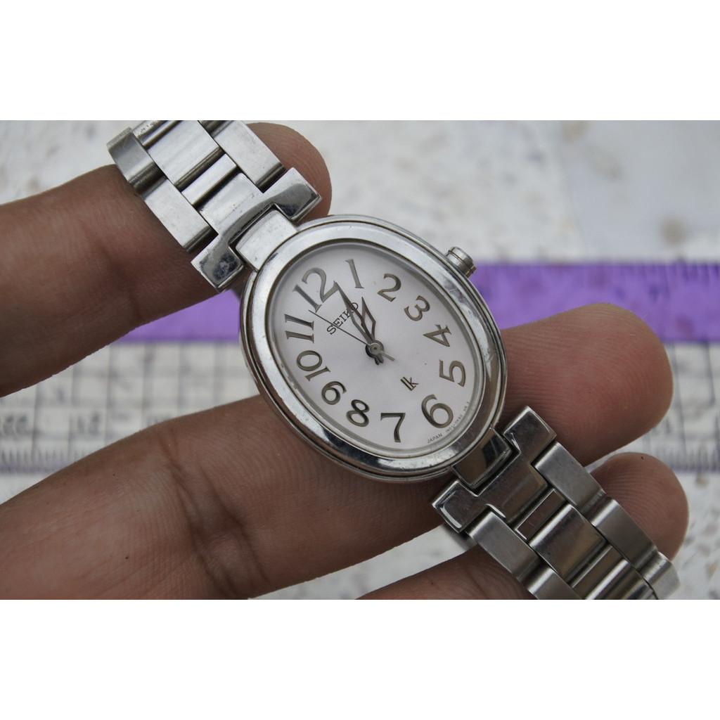 นาฬิกา Vintage มือสองญี่ปุ่น Seiko Lukia LK 1N01 0ET0 หน้าปัดสีเทา ผู้หญิง รูปไข่ Quartz ขนาด25mm ใช้งานได้ปกติ ของแท้