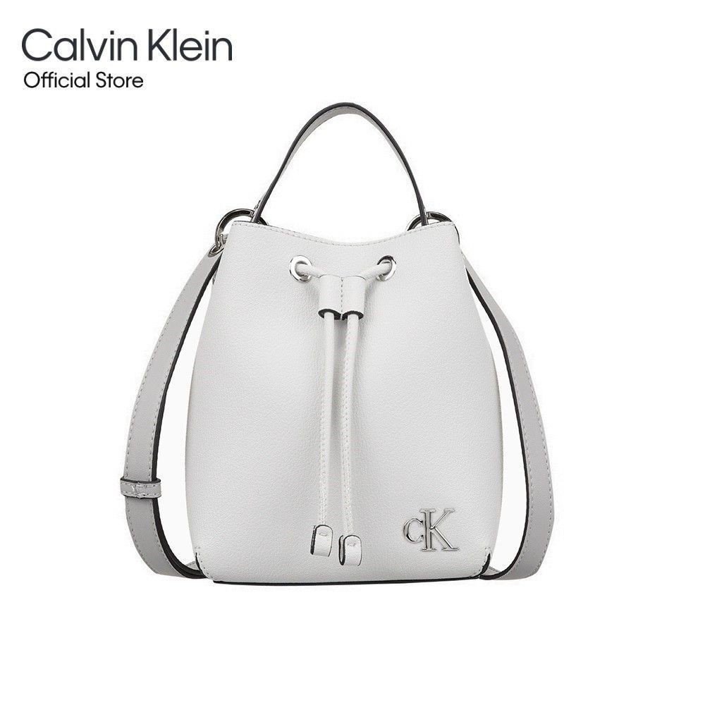 CALVIN KLEIN กระเป๋าสะพายข้างผู้หญิง ทรง Bucket Bag รุ่น DH3265 134 - สีเทา