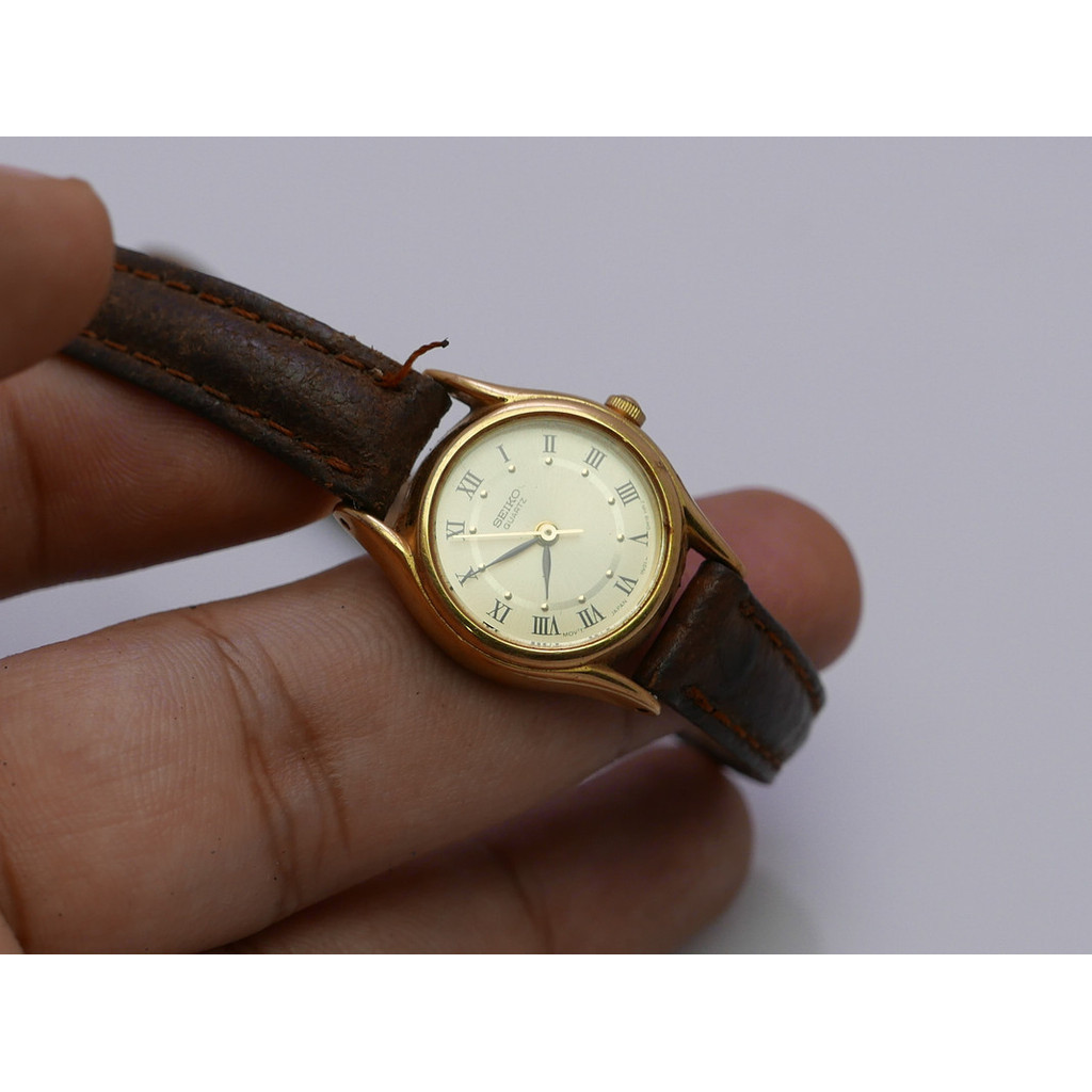 นาฬิกา Vintage มือสองญี่ปุ่น Seiko 1N01 0E10 Roman Numeral Dial ผู้หญิง ทรงกลม ระบบ Quartz ขนาด24mm