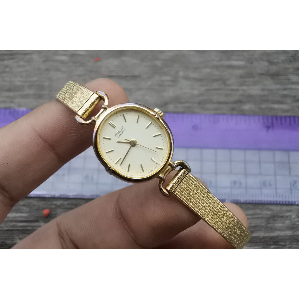 นาฬิกา Vintage มือสองญี่ปุ่น Seiko Gold Plated 1221 5570 Yellow Dial ผู้หญิง ทรงกลม ระบบ Quartz ขนาด20mm