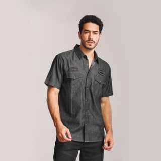 WRANGLER เสื้อเชิ้ตแขนสั้นผู้ชาย คอลเลคชั่น Biker Look ทรง SLIM  รุ่น WR F323MSHSN31 สีดำ