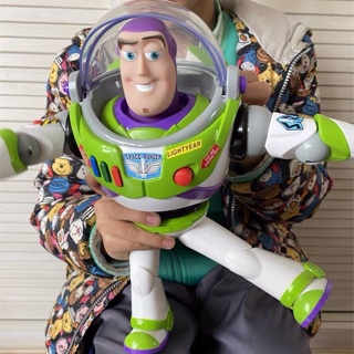 ◎۩Buzz Lightyear Toy Story Sounding Wings ตุ๊กตารูปมือไฟฟ้าเดิน Woody Trace ตุ๊กตาพูดคุย