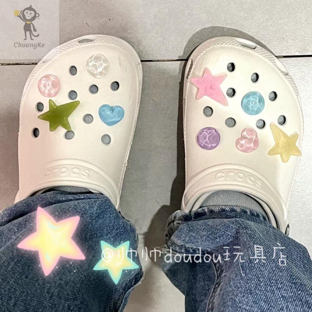จิ๊บบิทตัวติดรองเท้ามีรู รูปแบบการ์ตูน DIY รองเท้า Crocs หัวเข็มขัดริมทะเลระลอกน้ำประกายอารมณ์ Crocs รองเท้าดอกไม้ตกแต่ง