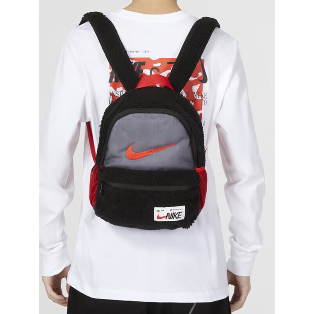 ✧Nike Nike กระเป๋าเป้กำมะหยี่แกะสำหรับผู้ชายและผู้หญิง 23 ฤดูใบไม้ร่วงใหม่กีฬาและการพักผ่อนกระเป๋านักเรียนใบเล็ก FD4458-