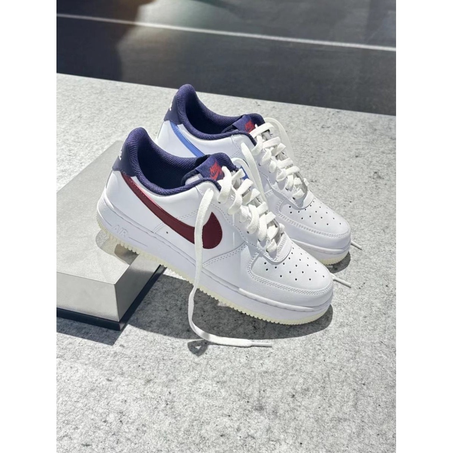 ⊕Dingdong กีฬา Nike Air Force 1 AF1 สีขาวสีม่วงสีแดง Low-top กีฬาและรองเท้าผ้าใบเพื่อการพักผ่อน FV8105-161