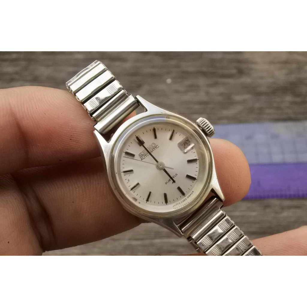 นาฬิกา Vintage มือสองญี่ปุ่น Seiko 2205 0040 หน้าขาว ผู้หญิง ทรงกลม ระบบ Automatic ขนาด22mm ใช้งานได้ปกติ