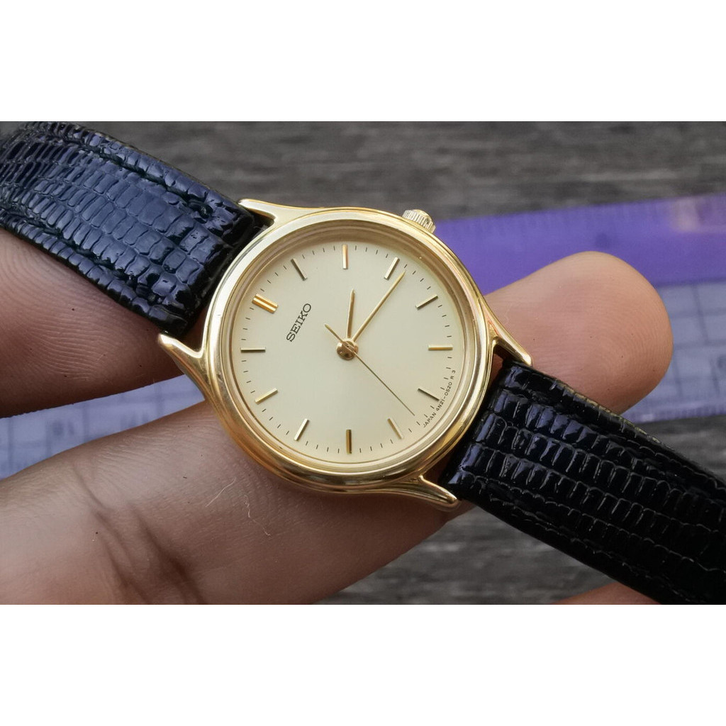 นาฬิกา Vintage มือสองญี่ปุ่น SEIKO ชุบทอง 4N21 0230 หน้าสีเหลืองทอง ผู้หญิง ทรงกลม ระบบ Quartz ขนาด25mm ใช้งานได้ปกติ