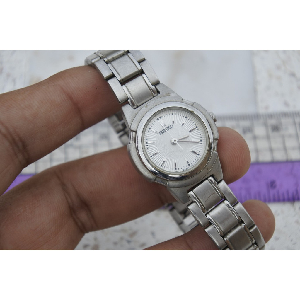 นาฬิกา Vintage มือสองญี่ปุ่น Seiko V701 2K90 หน้าขาว ผู้หญิง ทรงกลม ระบบ Quartz ขนาด23mm ใช้งานได้ปกติ ของแท้