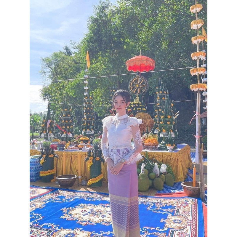 Sira Siri ชุดลูกไม้ ชุดงานบุญ ชุดแม่นาค ชุดแฟนนาค เสื้อลูกไม้เกรดพรีเมี่ยม ทรงร.5 แต่งชายระบาย ผ้าถุงสำเร็จรูปทอลายสวยๆ ราคา ถูกที่สุด ดีลบีเคเค แกลเลอรีภาพที่ 7