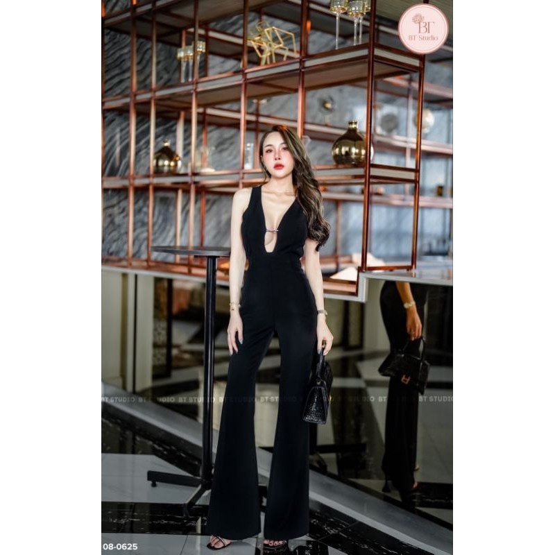 BT STUDIO จั้มสูทขายาว แต่งช่วงอกแหวกลึกถึงเอว แต่งสายเพชรคาดกลาง