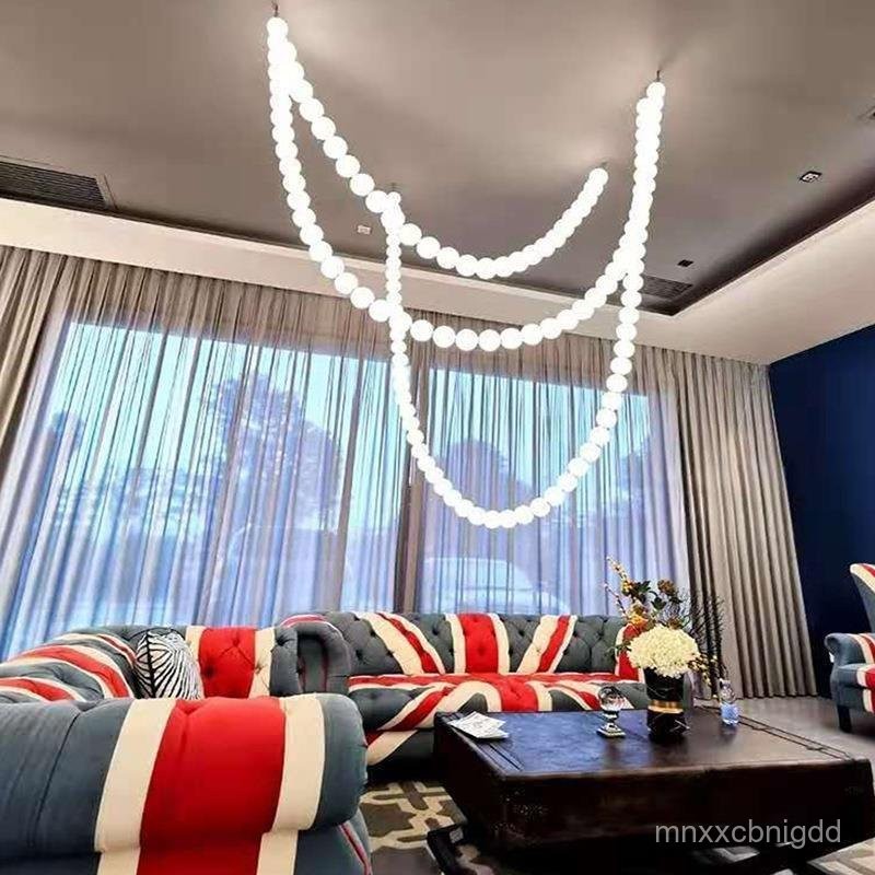 ออกแบบห้องนั่งเล่นหลังสมัยใหม่ร้านเสื้อผ้าลูกปัดพุทธโคมไฟระย้าสร้างสรรค์ โคมไฟระย้าสร้อยคอมุกในห้องน