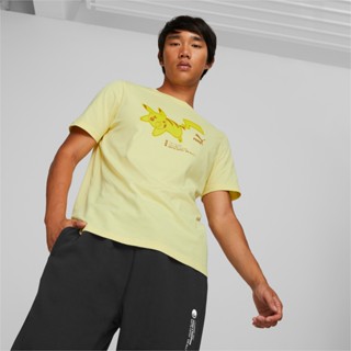 PUMA PRIME/SELECT - เสื้อยืดคอกลมผู้ชาย PUMA x Pokémon Tee สีเหลือง - APP - 53654769