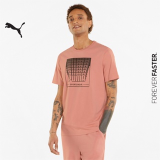 PUMA BASICS - เสื้อยืดผู้ชายลายกราฟิก Wording สีชมพู - APP - 84856424