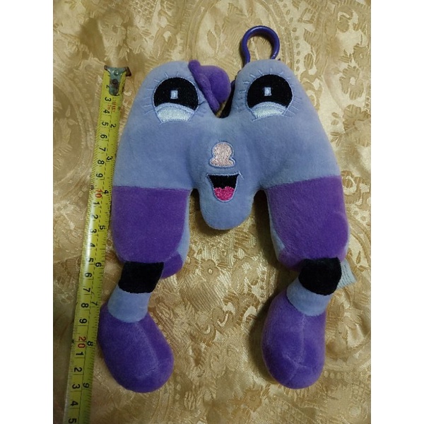 ตุ๊กตามือสอง ตัวอักษรเอ็ม M 9 นิ้ว 50 บาท ต