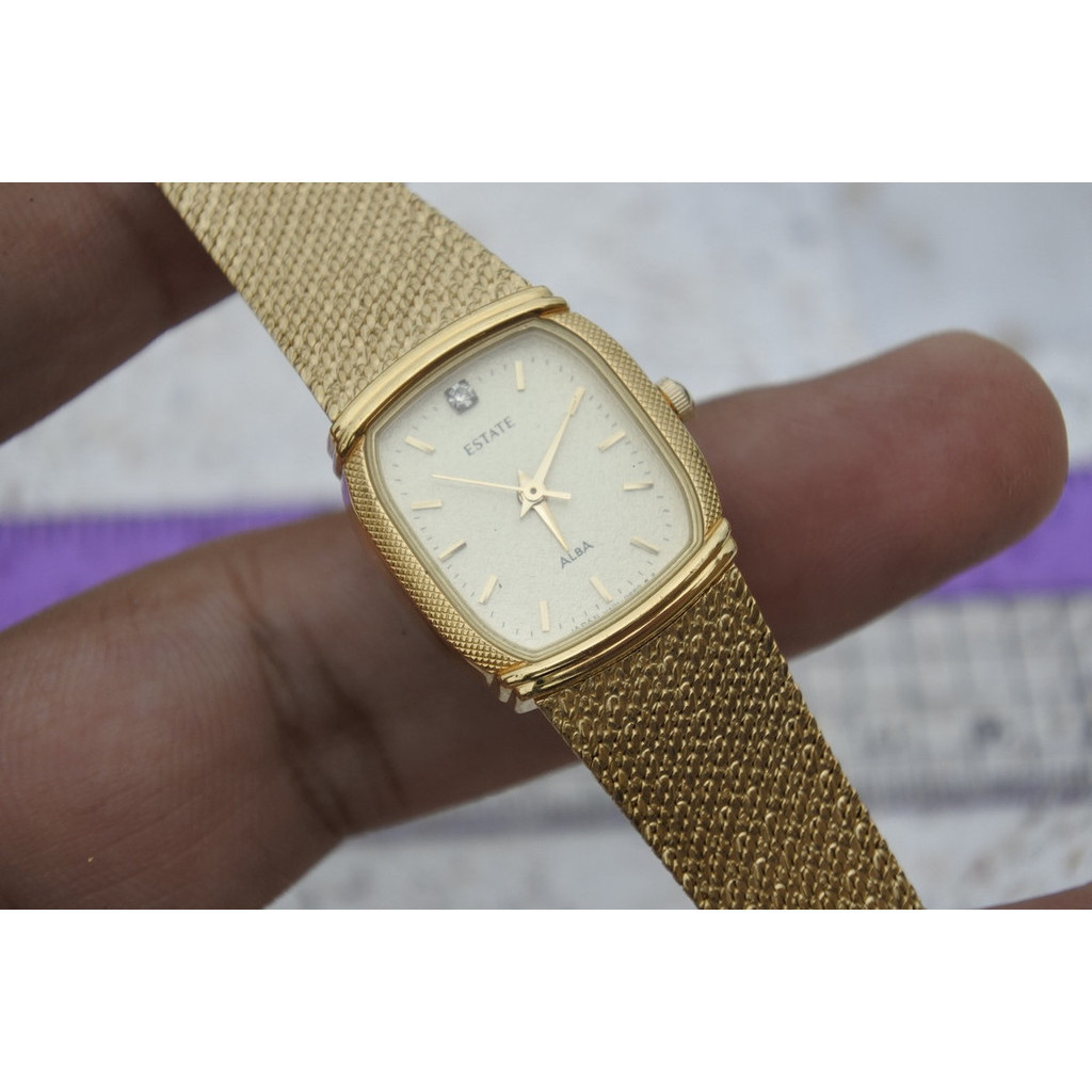 นาฬิกา Vintage มือสองญี่ปุ่น Alba Estate V401 5140 หน้าสีเหลืองทอง ผู้หญิง ทรงสี่เหลี่ยม Quartz ขนาด25mm ใช้งานได้ปกติ