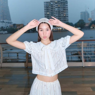 BNKBRAND STELLA TOP เสื้อครอปผ้าลูกไม้แต่งดีเทลปกระบาย มาพร้อมซับในและโบว์ผูก (PREORDER บางไซส์)