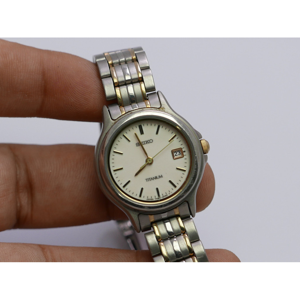 นาฬิกา Vintage มือสองญี่ปุ่น Seiko Titanium 7N82 GD80 White Dial ผู้หญิง ทรงกลม ระบบ Quartz ขนาด27mm
