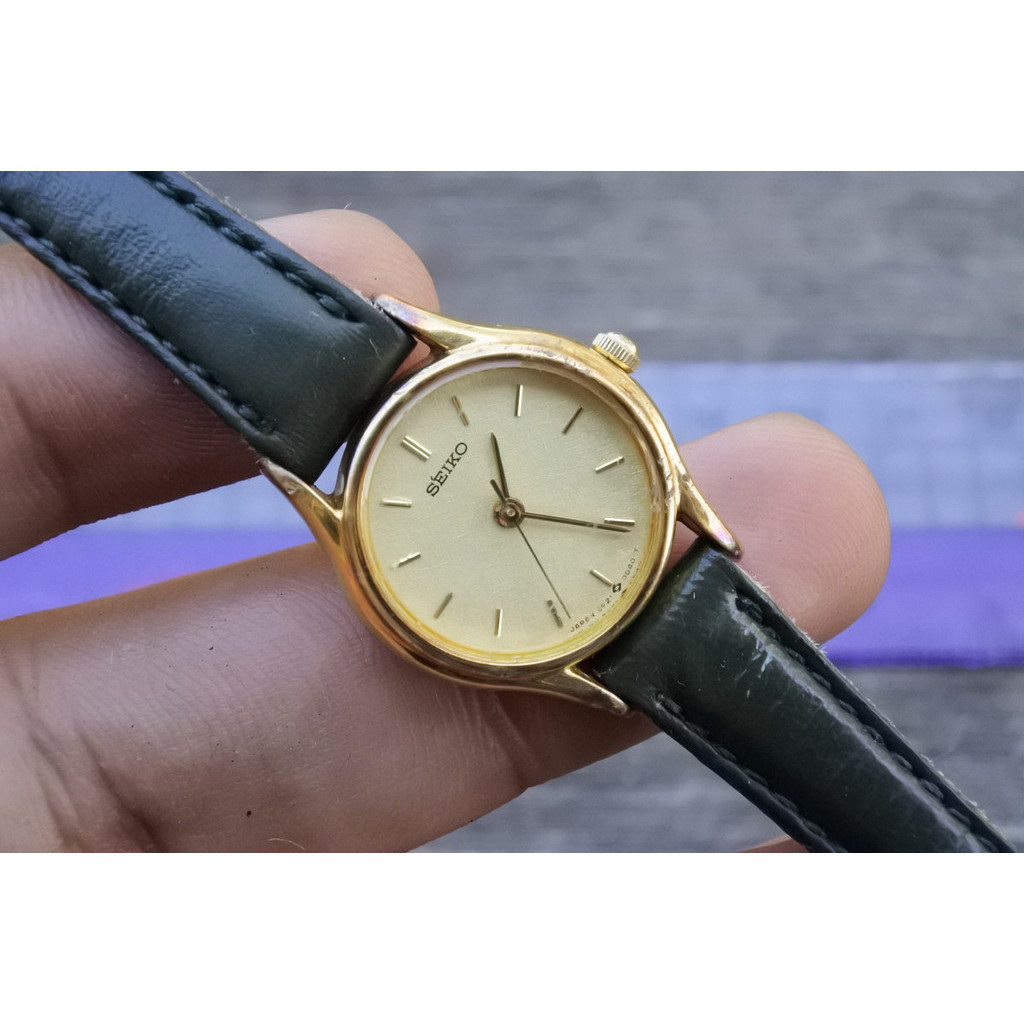 นาฬิกา Vintage มือสองญี่ปุ่น Seiko 2P21 0A80 Yellow Dial ผู้หญิง ทรงกลม ระบบ Quartz ขนาด22mm
