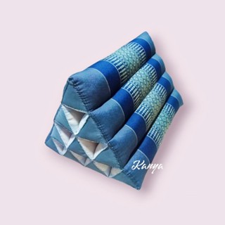 หมอนสามเหลี่ยมขนาดกลาง ขนาด กว้าง 23 cm. ยาว 33 cm. สูง 20 c…