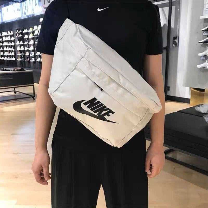 ✺NIKE Nikeกระเป๋าสะพายข้างสำหรับผู้ชายและผู้หญิงWang Yiboสไตล์เดียวกันกระเป๋าคาดเอวกีฬาความจุขนาดใหญ่กระเป๋าสะพายไหล่กระ