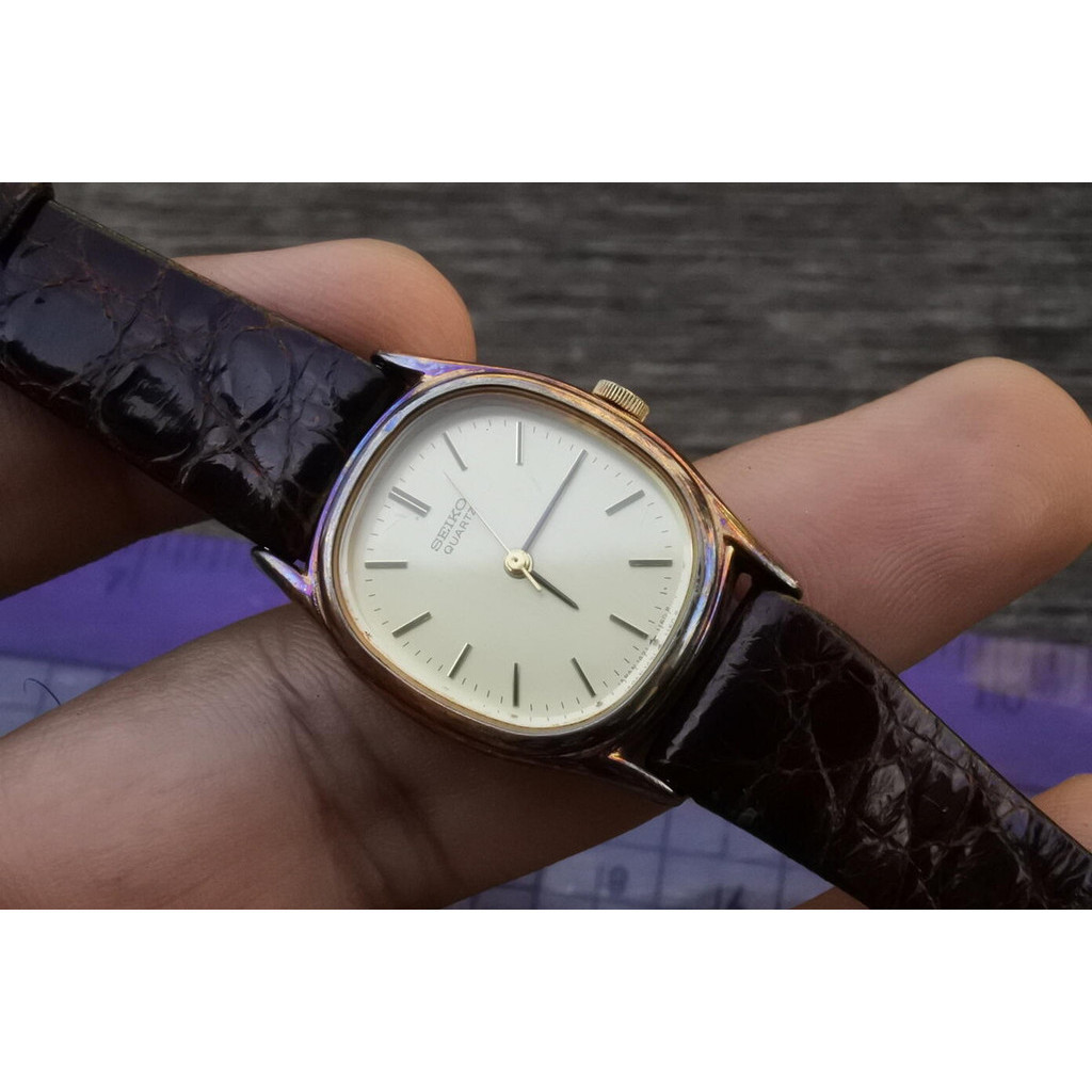 นาฬิกา Vintage มือสองญี่ปุ่น SEIKO ชุบทอง 1421 5690 หน้าสีเหลืองทอง ผู้หญิง รูปไข่ ระบบ Quartz ขนาด23mm ใช้งานได้ปกติ