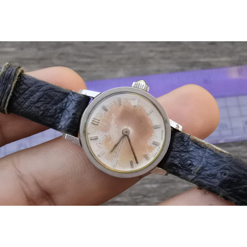 นาฬิกา Vintage มือสองญี่ปุ่น Seiko 2519 0010 หน้าขาว ผู้หญิง ทรงกลม ระบบ ไขลาน ขนาด24mm ใช้งานได้ปกติ