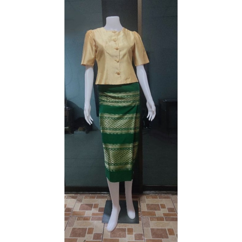 ชุดเซ็ทผ้าไทย 2 ชิ้น มือสอง เสื้อผ้าไหมสี่เส้น สีเหลือง + ผ้าถุงตัดสำเร็จรูปทอลายไทย สีเขียวทอลายเหลือง ไซส์ M