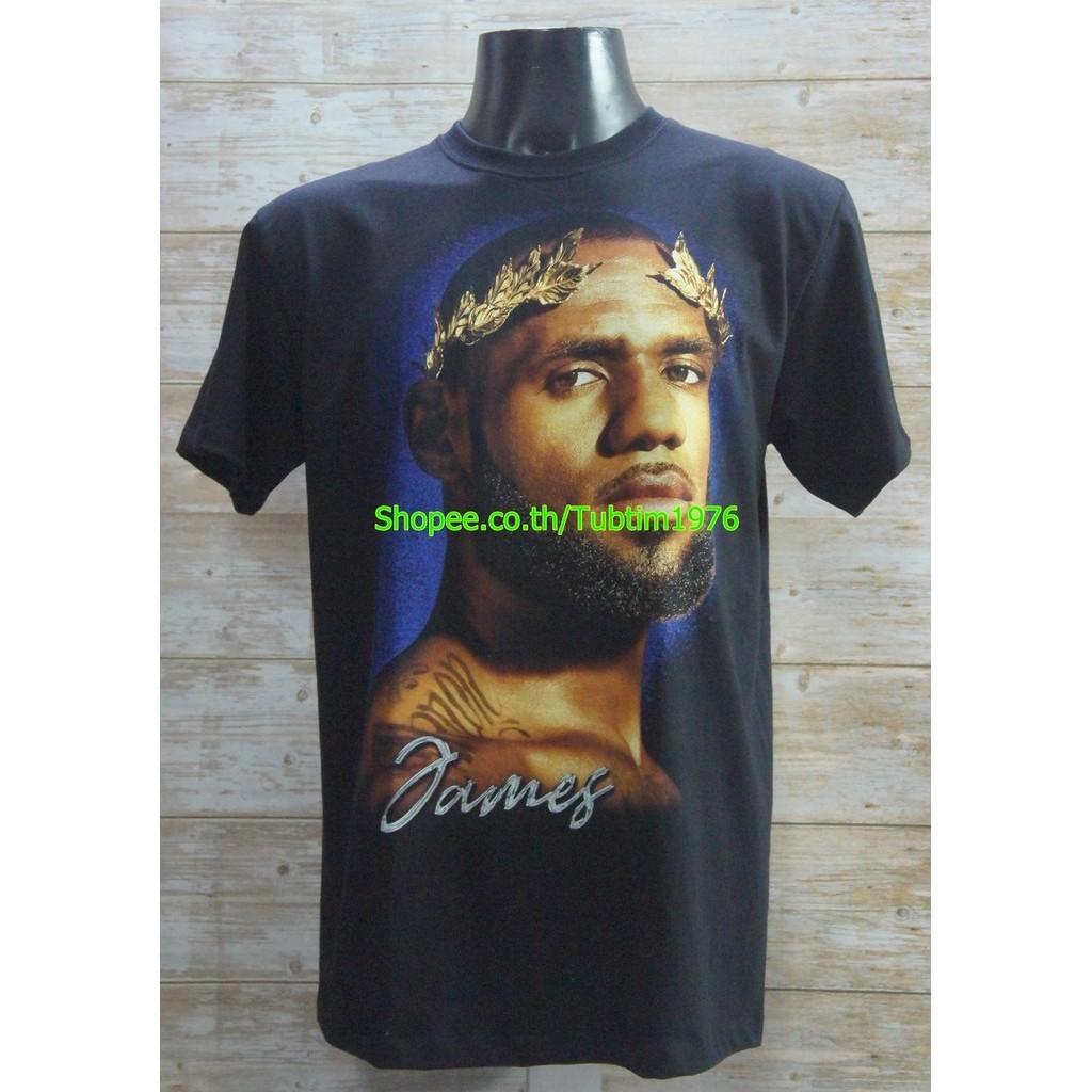 เสื้อยืด Dennis Rodman ลาย LEBRON JAMES เสื้อ LeBron James King James สวมมงกุฎ สีดำ TDO7157