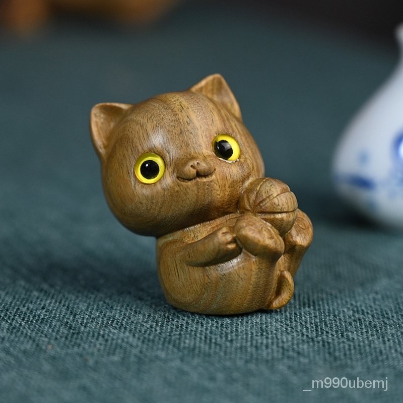 ไม้จันทน์สีเขียวแกะสลักแมวน่ารักไม้แท้ที่จับ Wenwan ของตกแต่งเดสก์ท็อปส่วนบุคคลของตกแต่งภายในรถ 0EYC