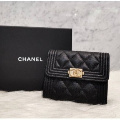 BOY Chanel classic diamond pattern หนังลิ้นจี่สีดำ หนีบสั้นสามทบทองด้าน A80734