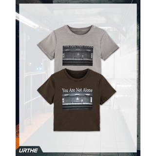 URTHE - เสื้อยืดครอป แขนสั้น รุ่น YOU ARE NOT ALONE