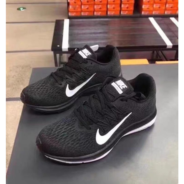 ﹉❏NIKE รองเท้าบุรุษและสตรีใหม่ ZOOM WINFLO 5 Air Cushion รองเท้าวิ่งลำลองรองเท้า AA7406-001