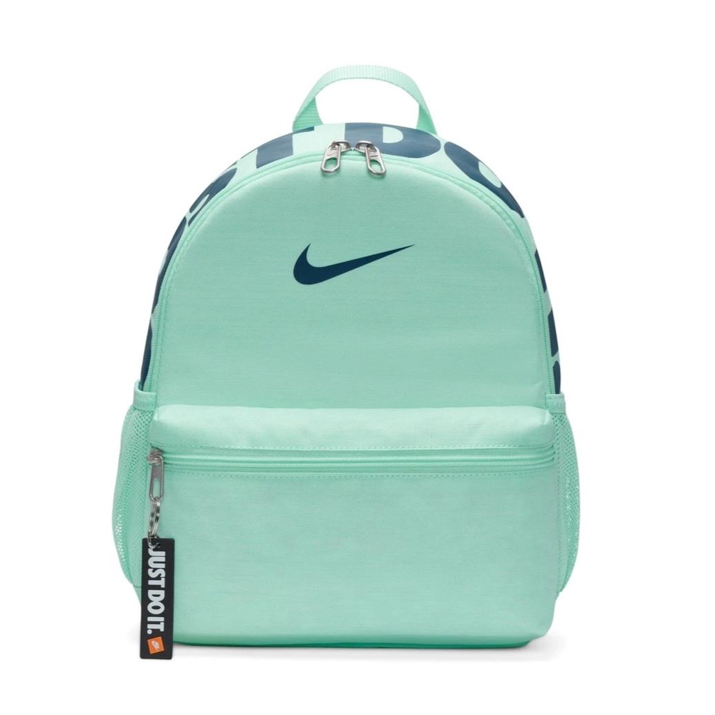 №™Nike/Nike กระเป๋าเป้สะพายหลังเด็กนักเรียนกระเป๋านักเรียนถุงนมขนาดเล็กกระเป๋าเป้สะพายหลังขนาดเล็กแบบสบายๆ DM0046-104