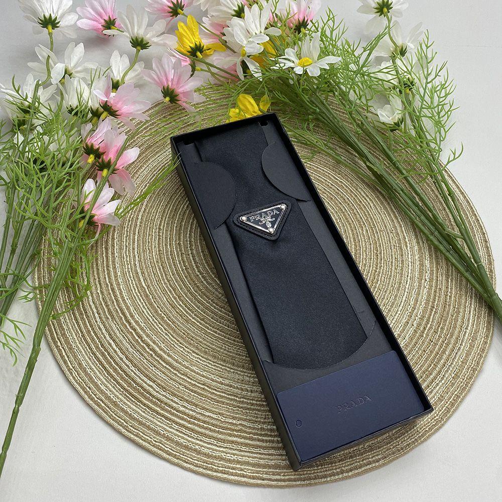 Prada P บ้าน กลับหัว สามเหลี่ยม สไตล์ยุโรปและอเมริกา สไตล์เกาหลี โบผูก กลับหัว สามเหลี่ยม ผู้ชายและผู้หญิง สไตล์เดียวกัน